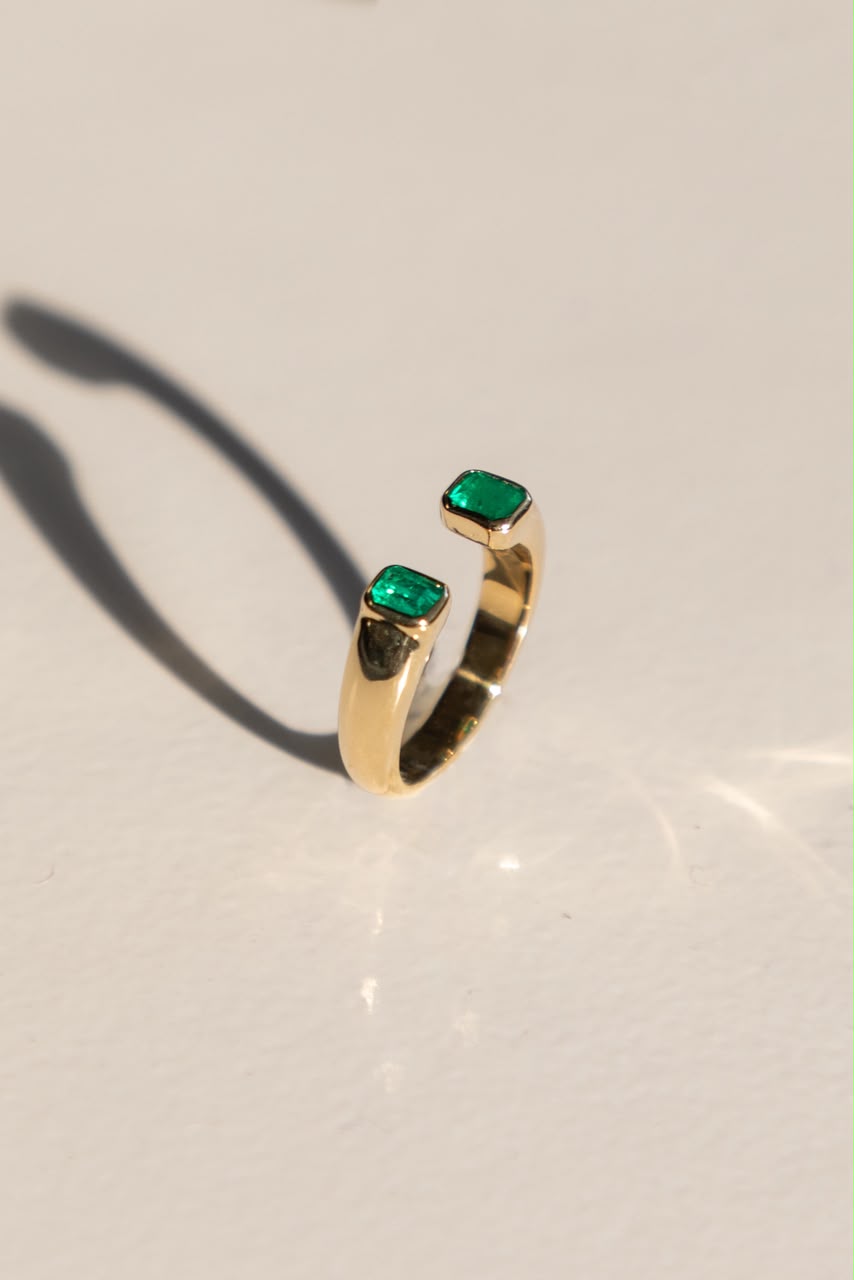 Anillo de oro con esmeraldas